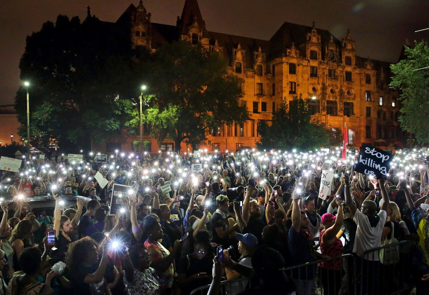 Hundreds protest outside of St. Louis jail